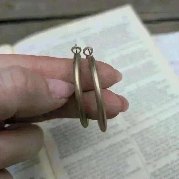 Vintage gold tone hoops  earrings - Picture 5 of 6